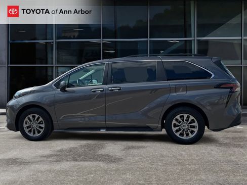 Used 2025 Toyota Sienna XLE image 10