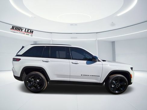New 2025 Jeep Grand Cherokee Limited w/ Black Appearance Package image 2