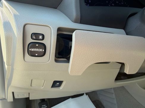 Used 2011 Toyota Camry LE image 11