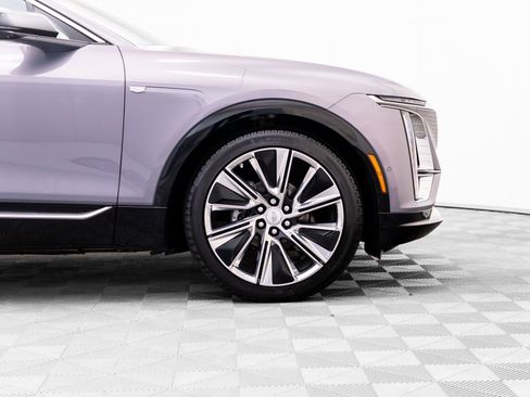 Certified 2025 Cadillac Lyriq Luxury w/ LPO, Floor Liner Package AWD/4WD image 40