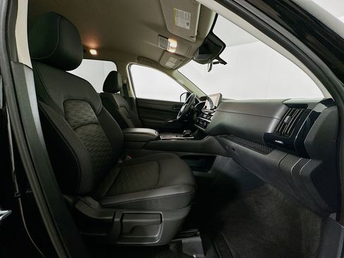 Used 2025 Nissan Pathfinder SV image 32