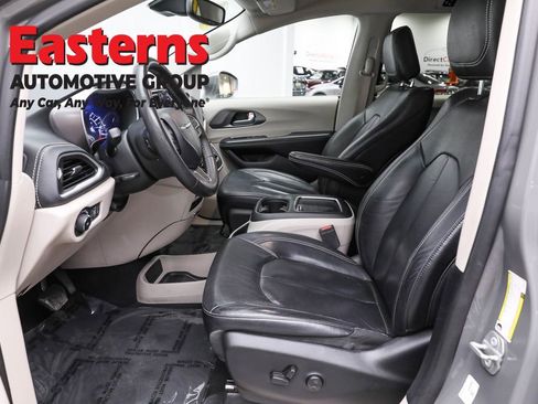 Used 2022 Chrysler Pacifica Touring-L FWD image 14