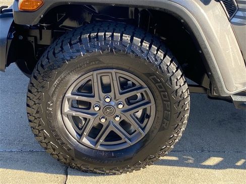 Used 2024 Jeep Gladiator Sport image 22