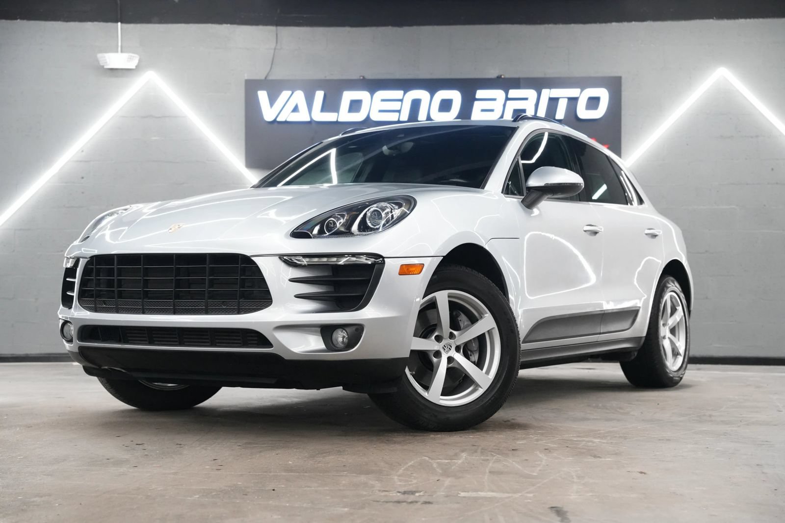 Used 2018 Porsche Macan Sport Edition AWD/4WD image 2