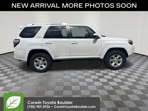 Used 2016 Toyota 4Runner SR5 AWD/4WD image 9