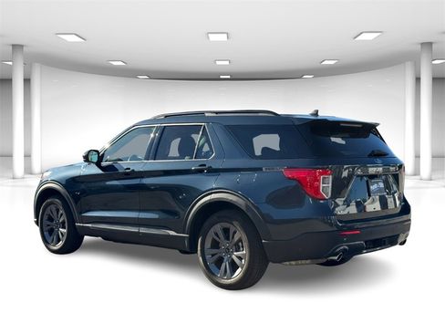 Used 2022 Ford Explorer XLT w/ Equipment Group 202A image 3