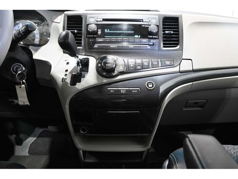 Used 2013 Toyota Sienna SE FWD image 25