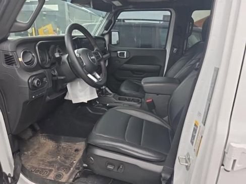 Used 2024 Jeep Wrangler Unlimited Sahara w/ Technology Group AWD/4WD image 5