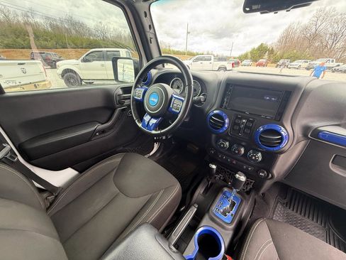 Used 2016 Jeep Wrangler Unlimited Rubicon w/ Connectivity Group image 7