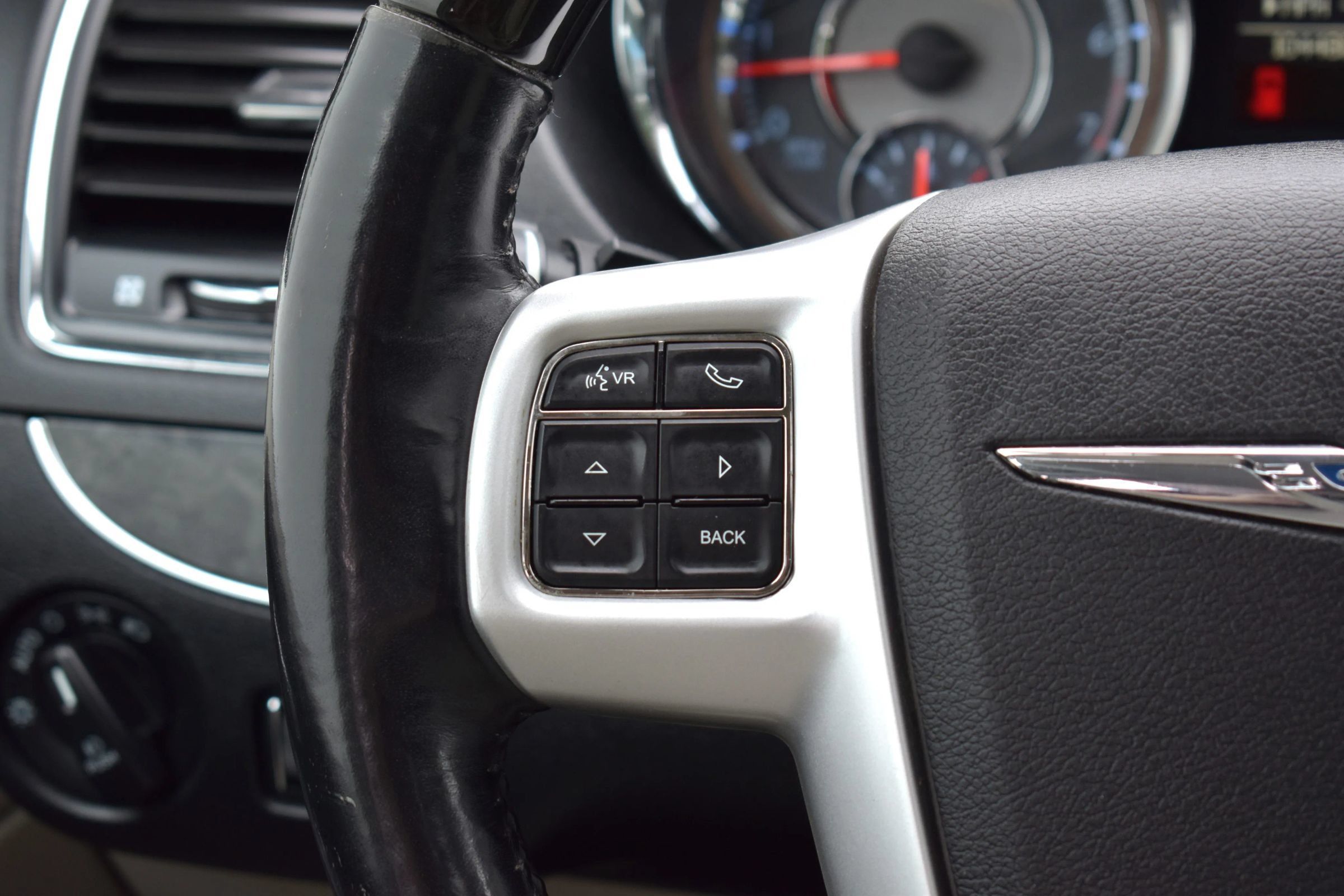 Used 2014 Chrysler Town & Country Limited w/ Luxury Group FWD image 16