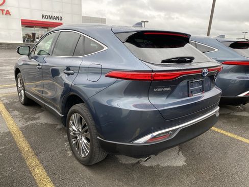 Used 2022 Toyota Venza XLE image 5