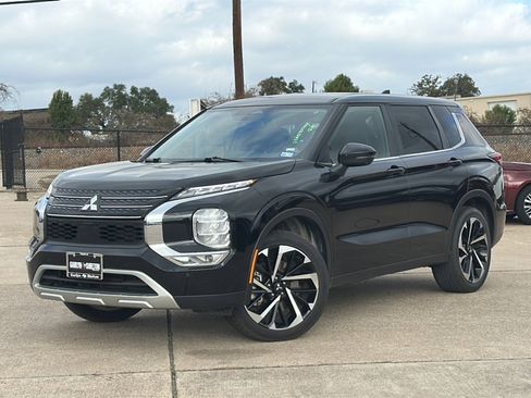 Used 2024 Mitsubishi Outlander SE image 2