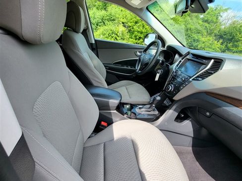 Used 2017 Hyundai Santa Fe SE FWD image 18