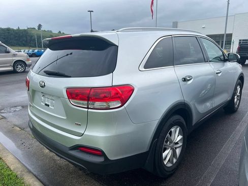 Used 2017 Kia Sorento AWD image 4