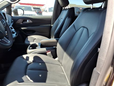 Used 2025 Chrysler Pacifica Select FWD image 19