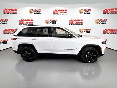 Used 2023 Jeep Grand Cherokee Altitude AWD/4WD image 17