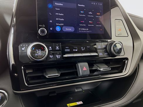 Used 2023 Toyota Highlander XLE image 17