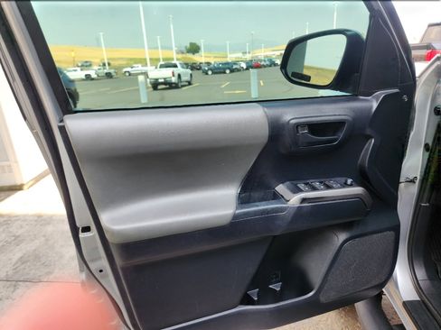 Used 2019 Toyota Tacoma SR5 AWD/4WD image 13