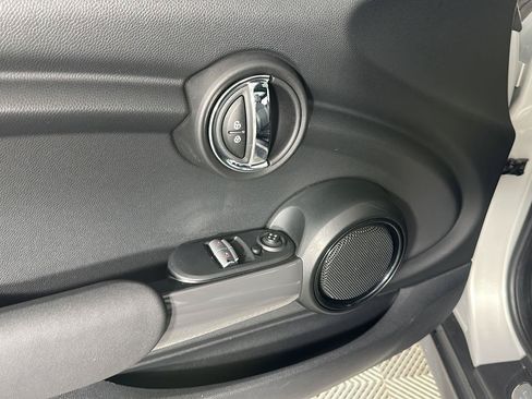 Used 2022 MINI Cooper 2-Door Hardtop FWD image 9