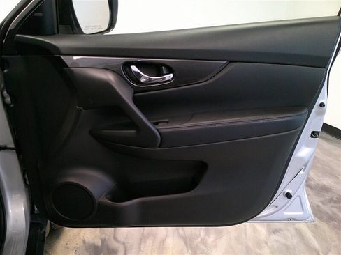 Used 2019 Nissan Rogue SV image 35