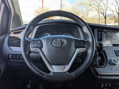 Used 2017 Toyota Sienna Limited Premium image 18