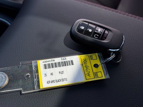 Used 2025 Honda Pilot Black Edition image 40