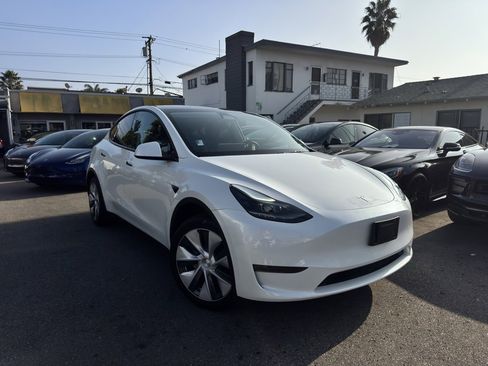 Used 2024 Tesla Model Y Long Range image 3