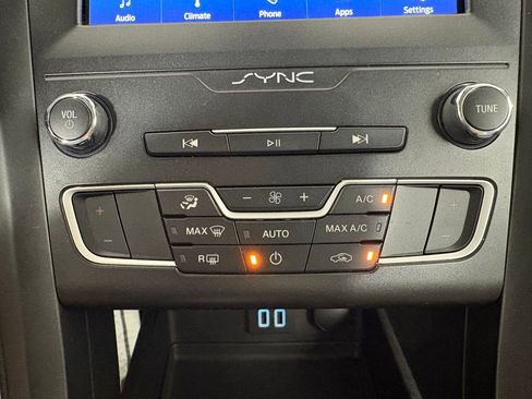 Used 2020 Ford Fusion SE w/ Equipment Group 151A FWD image 27