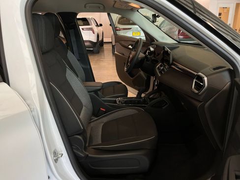 Used 2025 Chevrolet TrailBlazer LT FWD image 35