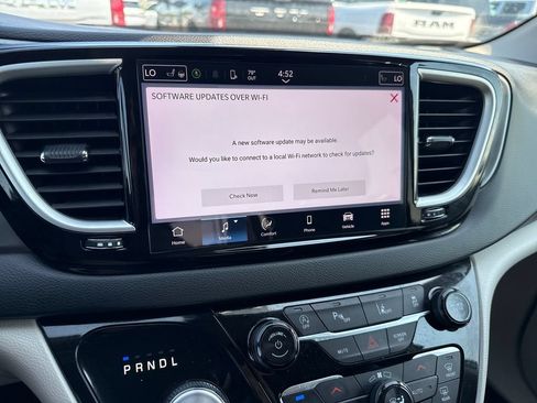 Used 2024 Chrysler Pacifica Touring-L FWD image 18
