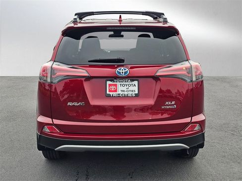Used 2018 Toyota RAV4 XLE image 4