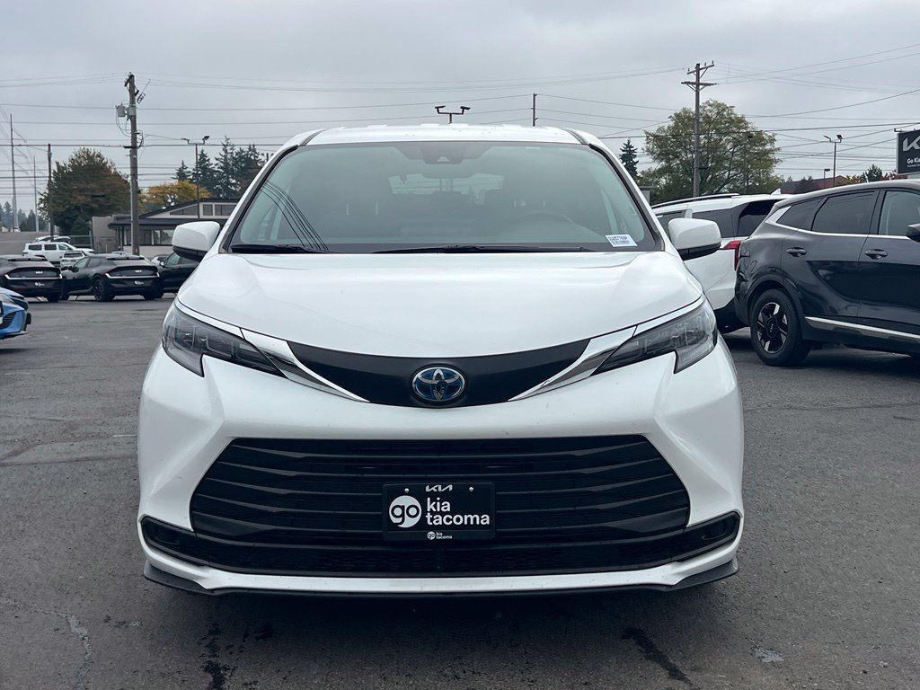 Used 2025 Toyota Sienna LE FWD image 4