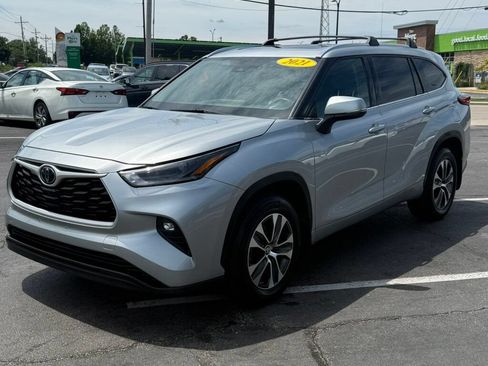 Used 2021 Toyota Highlander XLE AWD/4WD image 7