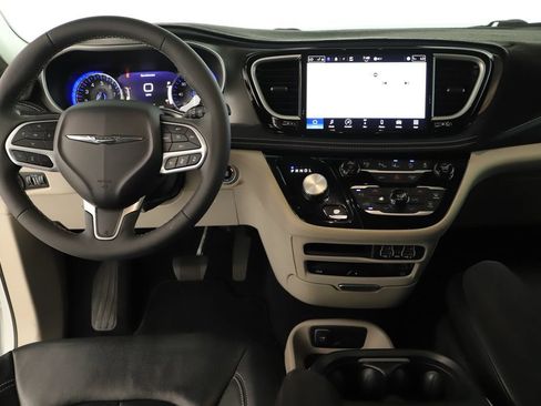 Used 2022 Chrysler Pacifica Touring-L w/ Uconnect Theater Family Group AWD/4WD image 19
