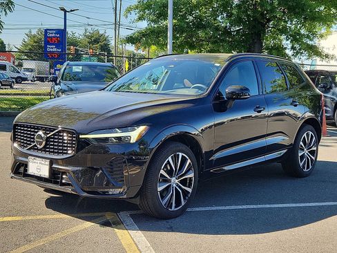 Used 2023 Volvo XC60 B5 Plus w/ Climate Package AWD/4WD image 3