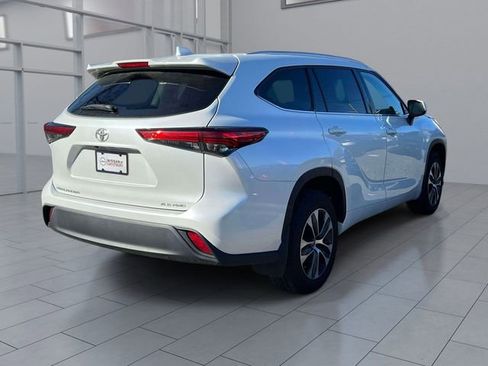Used 2022 Toyota Highlander XLE AWD/4WD image 5