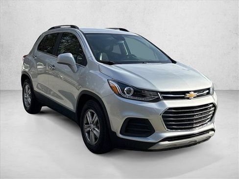 Used 2017 Chevrolet Trax LT w/ LT Convenience Package FWD image 4