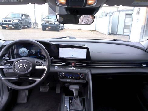 Used 2024 Hyundai Elantra SEL FWD image 9