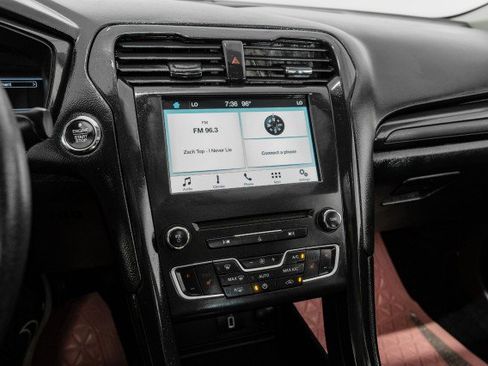 Used 2018 Ford Fusion SE w/ Equipment Group 201A FWD image 24