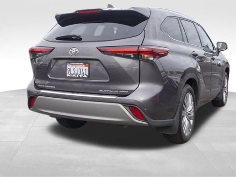 Used 2024 Toyota Highlander XLE image 3