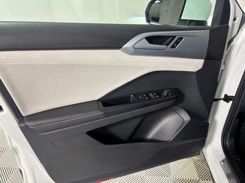 Used 2025 Volkswagen Taos SE image 10