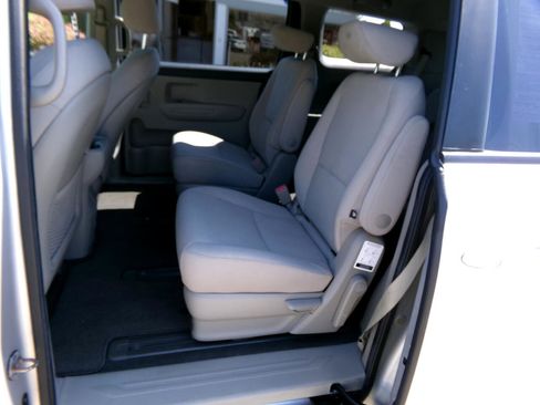 Used 2018 Kia Sedona L image 19