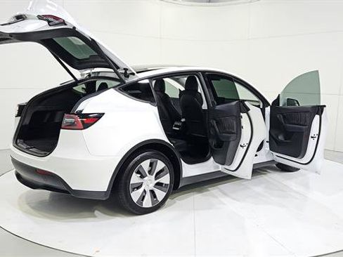 Used 2021 Tesla Model Y Long Range AWD/4WD image 32