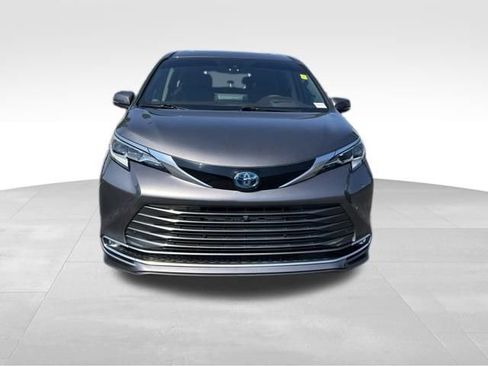 Used 2022 Toyota Sienna Platinum AWD/4WD image 2