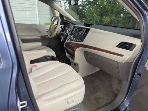 Used 2014 Toyota Sienna XLE FWD image 18
