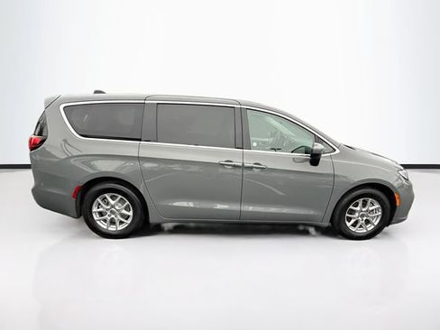 Used 2023 Chrysler Pacifica Touring-L FWD image 12