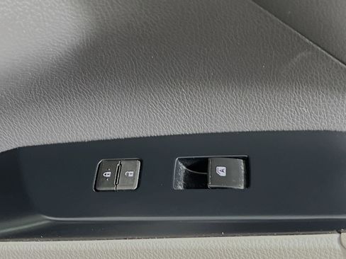 Used 2018 Toyota Camry LE image 32