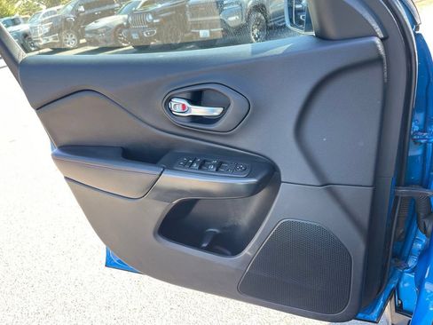 Used 2020 Jeep Cherokee Trailhawk w/ Comfort/Convenience Group AWD/4WD image 17