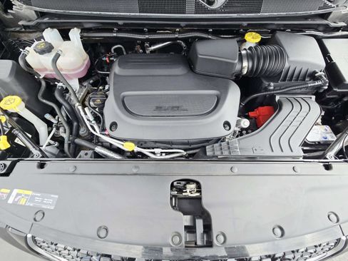 Used 2025 Chrysler Pacifica Select image 21