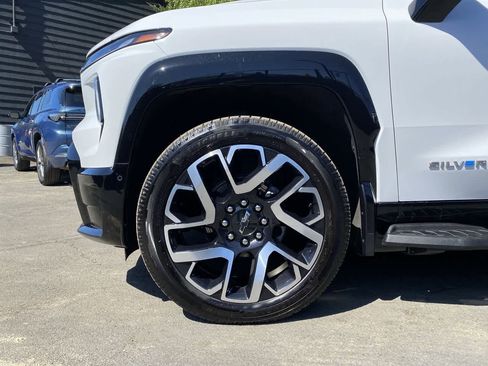 Used 2025 Chevrolet Silverado EV RST AWD/4WD image 11